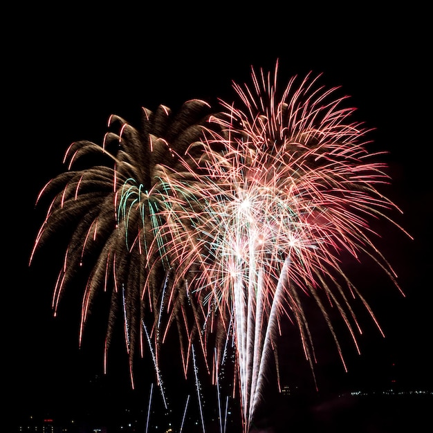 Foto vista a basso angolo di spettacolo di fuochi d'artificio di notte