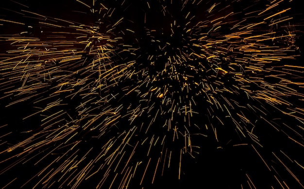 Foto vista a basso angolo di spettacolo di fuochi d'artificio di notte