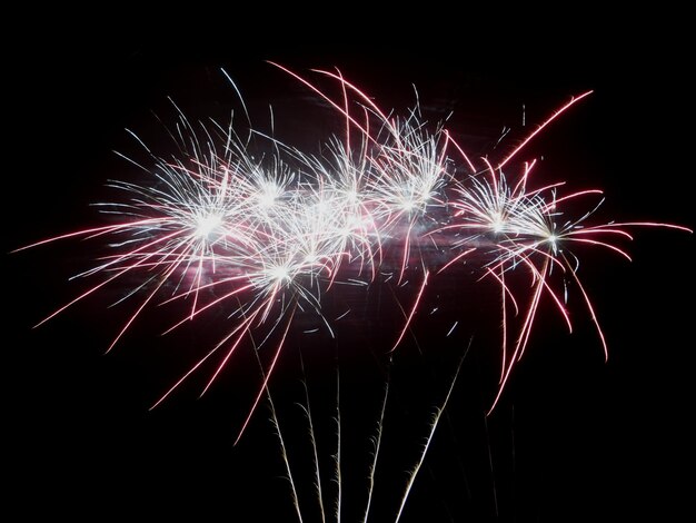 Foto vista a basso angolo di spettacolo di fuochi d'artificio di notte