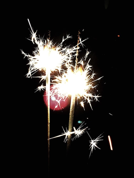 Foto vista a basso angolo di spettacolo di fuochi d'artificio di notte