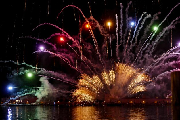 Foto vista a basso angolo di spettacolo di fuochi d'artificio di notte