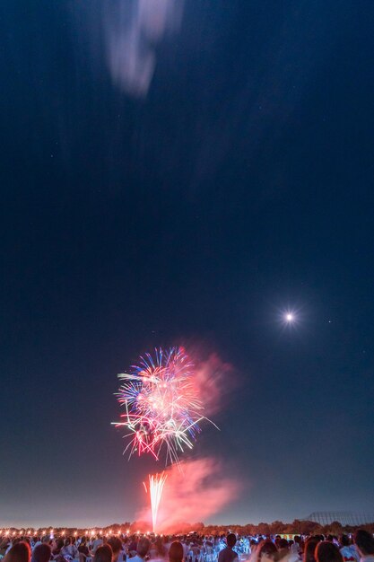 Foto vista a basso angolo di spettacolo di fuochi d'artificio di notte