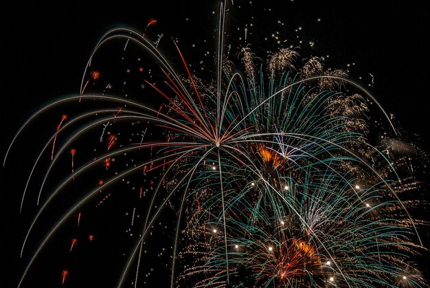 Foto vista a basso angolo di spettacolo di fuochi d'artificio di notte