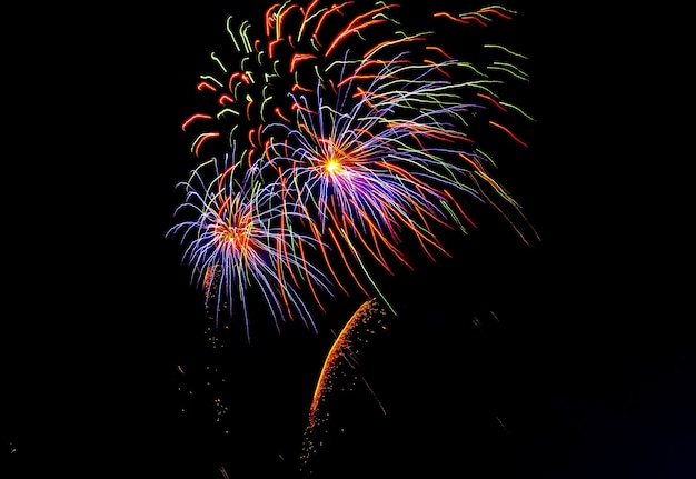 Foto vista a basso angolo dello spettacolo di fuochi d'artificio di notte