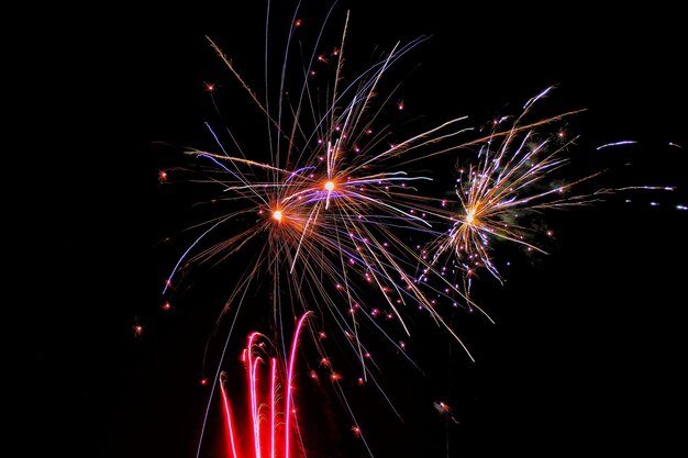 Foto vista a basso angolo di spettacolo di fuochi d'artificio di notte