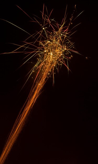 Foto vista a basso angolo di spettacolo di fuochi d'artificio di notte