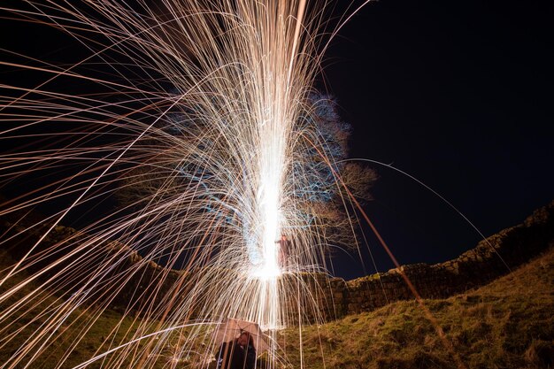 Foto vista a basso angolo di spettacolo di fuochi d'artificio di notte