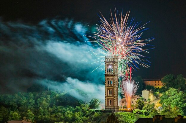 Photo low angle view of firework display in sky at night