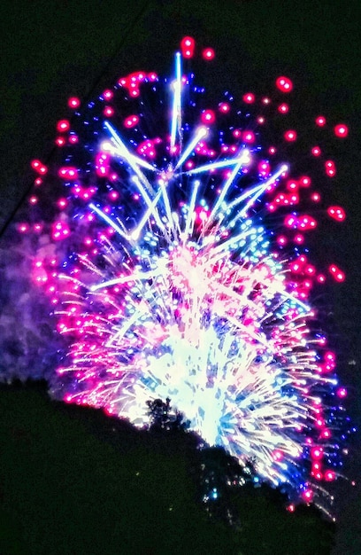 Foto vista a basso angolo di spettacolo di fuochi d'artificio