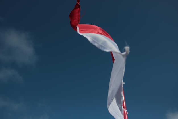 Photo low angle view of flag against blue sky