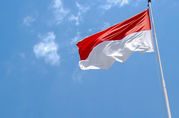 Photo low angle view of flag against blue sky