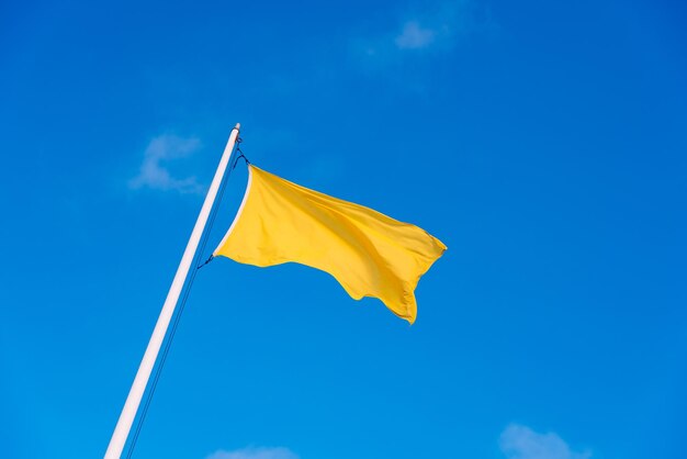 Photo low angle view of flag against blue sky