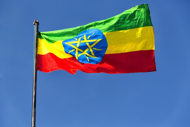 Photo low angle view of flag against blue sky