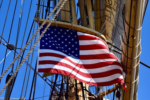 Photo low angle view of flag against blue sky