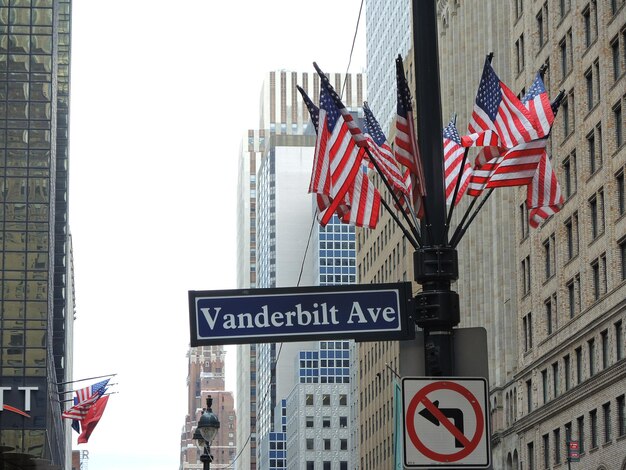 Photo low angle view of flag against buildings in city