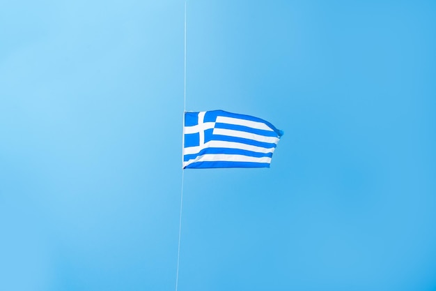 Photo low angle view of flag against clear blue sky