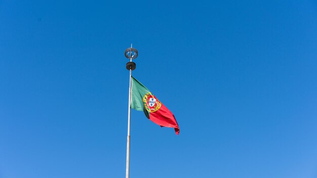 Photo low angle view of flag against clear blue sky