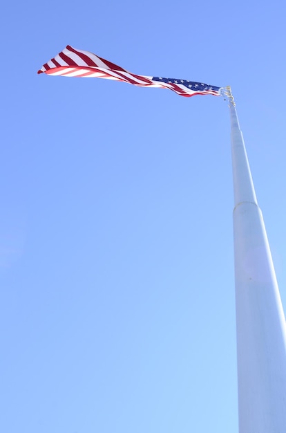 Photo low angle view of flag against clear blue sky