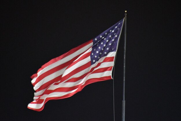 Photo low angle view of flag against the sky