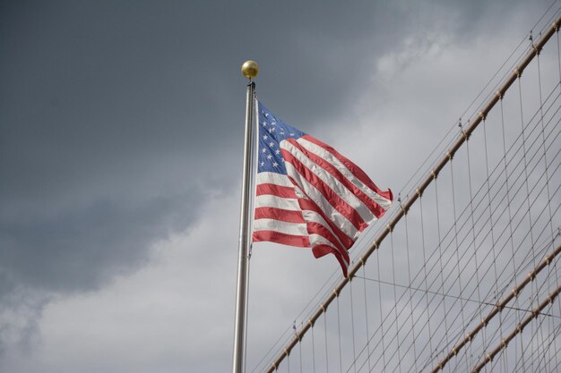 Photo low angle view of flag against sky