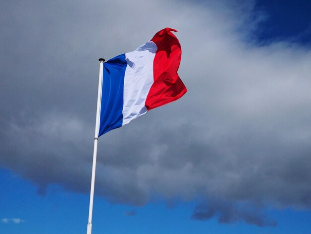 Photo low angle view of flag against sky