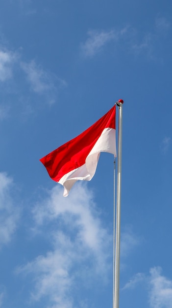 Photo low angle view of flag against sky