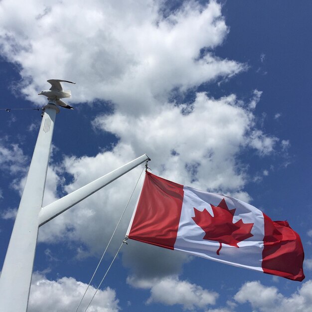 Photo low angle view of flag against sky