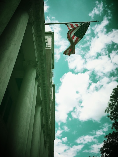 Photo low angle view of flag against sky