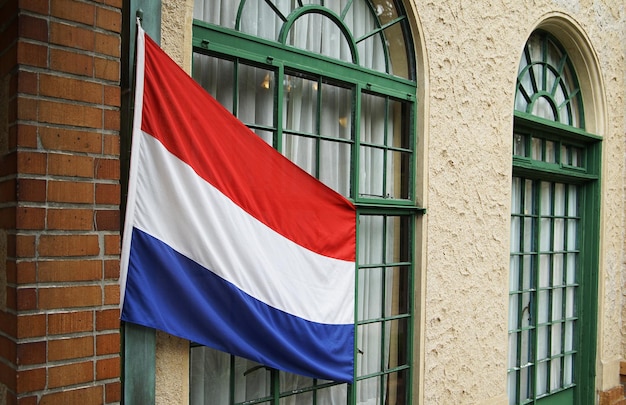 Photo low angle view of flag against wall