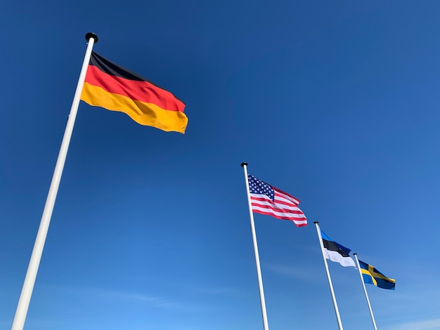 低角度の空に映る国旗