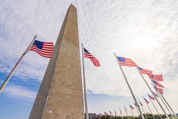 Photo low angle view of flag flags against sky