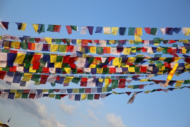 Photo low angle view of flags against blue sky