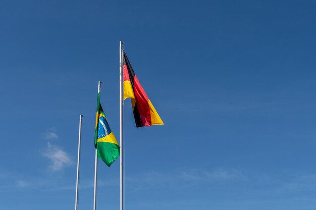 Photo low angle view of flags against blue sky