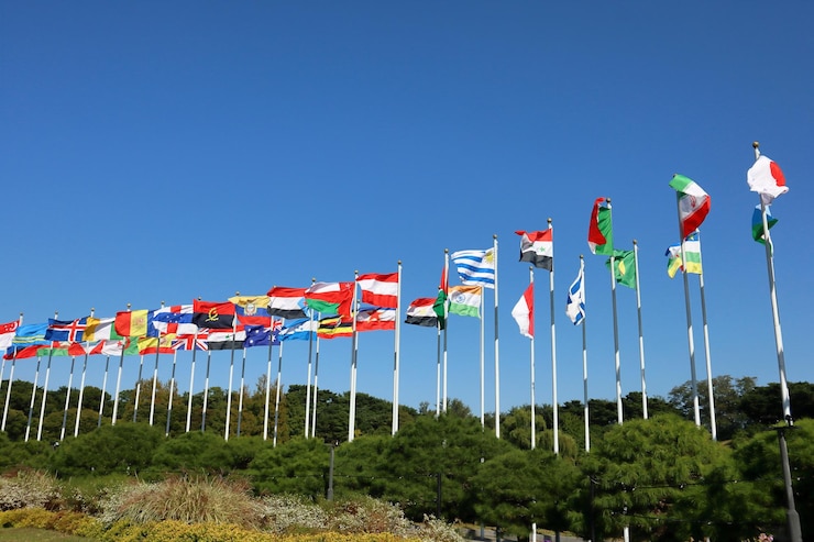 Photo low angle view of flags against clear blue sky