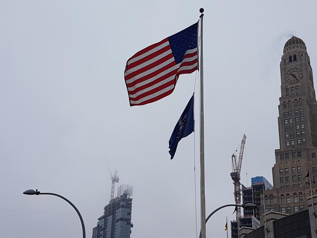 Photo low angle view of flags against clear sky