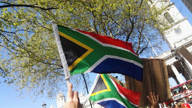 Photo low angle view of flags against sky