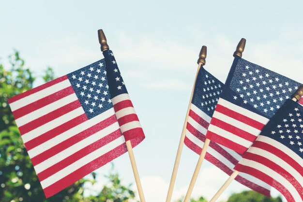 Photo low angle view of flags against sky