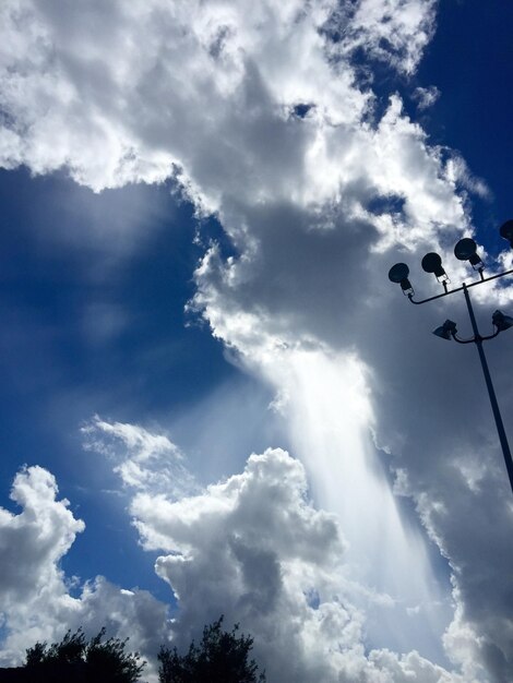 Foto vista a basso angolo dei proiettori contro un cielo nuvoloso