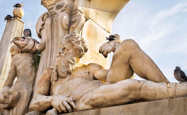 Foto vista a bassa angolazione della fontana del sebeto