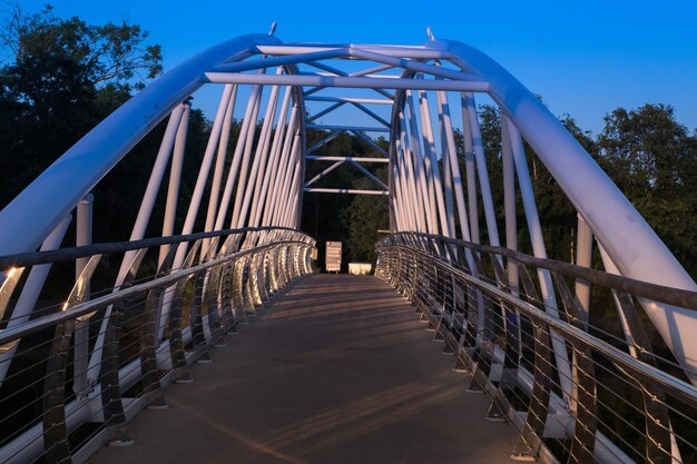 明るい青い空に照らされた歩道橋の低角度の景色