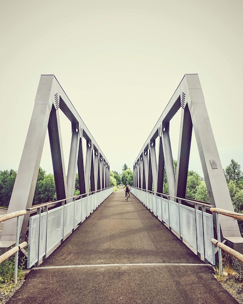 Photo low angle view of footbridge against clear sky