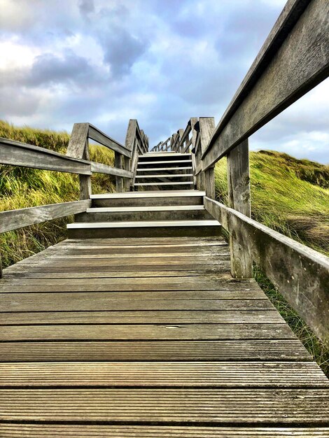 Photo low angle view of footbridge against sky