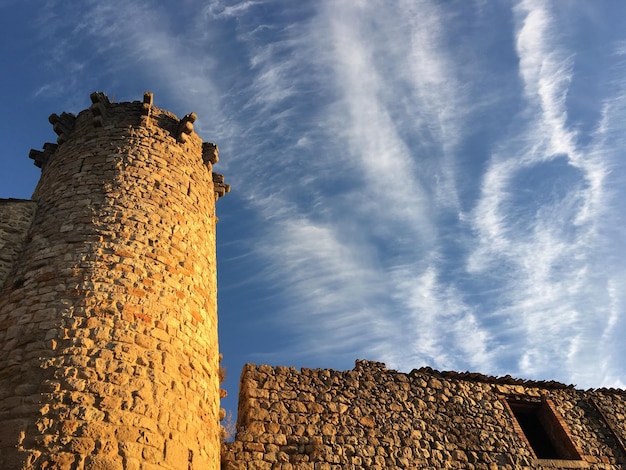 Photo low angle view of fort against sky