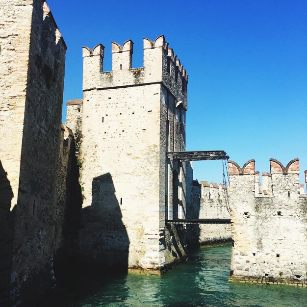 Photo low angle view of fort against sky