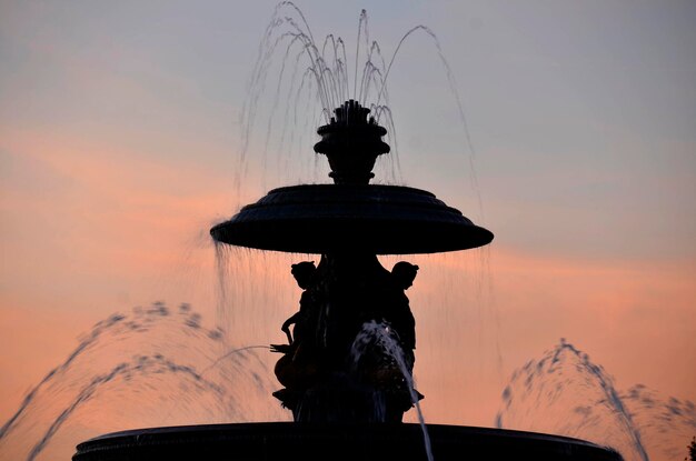 Foto vista a basso angolo della fontana contro il cielo durante il tramonto