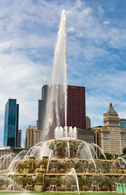 Photo low angle view of fountain in city against sky