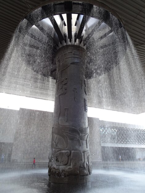 Photo low angle view of fountain at museum