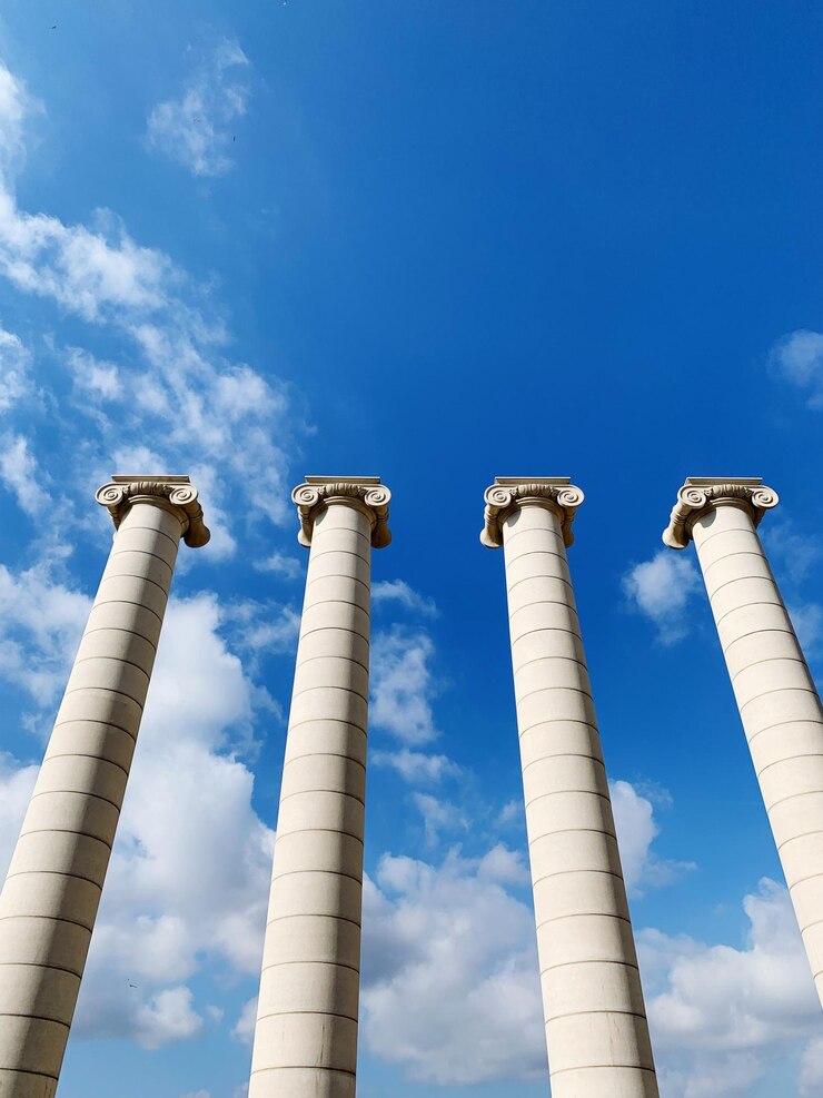 Photo low angle view of four pilars against a blue skye