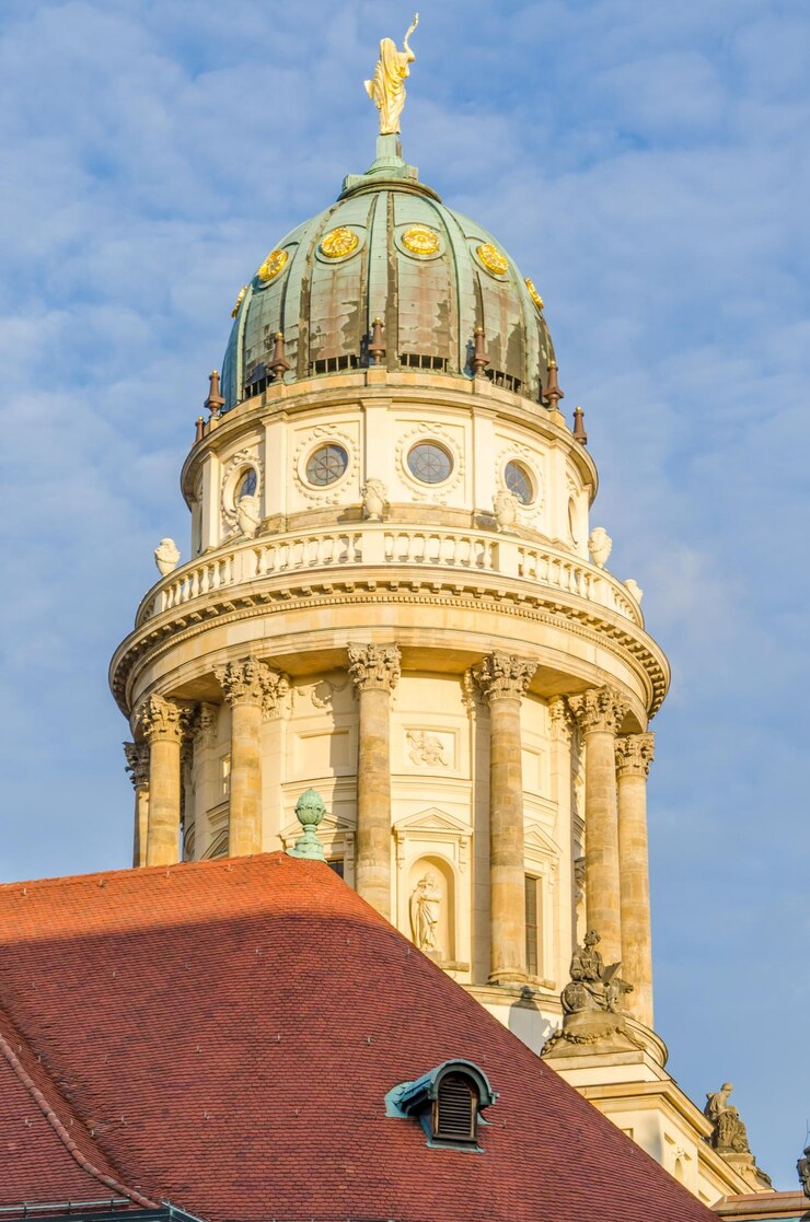 Photo low angle view of french cathedral against blue sky at gendarmenmarkt berlin germany