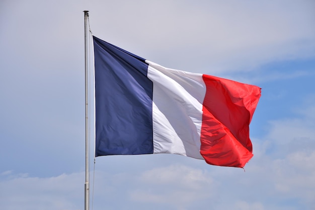 空に照らされたフランス国旗の低角度の写真